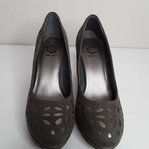 Yellow Box olive faux suede platform pumps - Picture 1 of 8